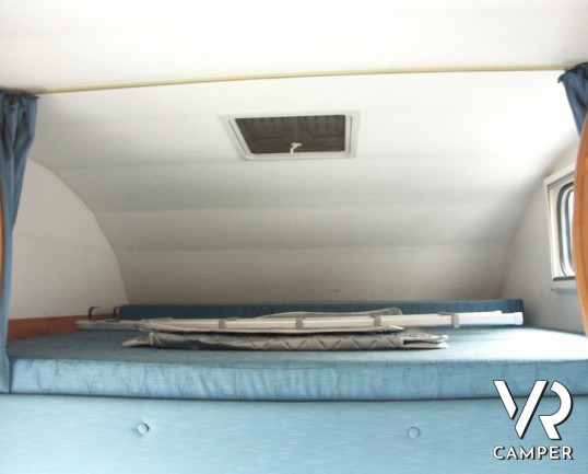 Mc Louis Glen 432: camper usato a Torino, mansardato 5 posti con divano di fronte alla dinette e cucina in coda