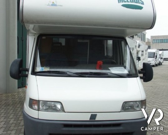 Mc Louis Glen 432: camper usato a Torino, mansardato 5 posti con divano di fronte alla dinette e cucina in coda