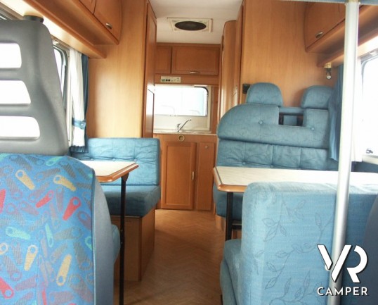 Mc Louis Glen 432: camper usato a Torino, mansardato 5 posti con divano di fronte alla dinette e cucina in coda