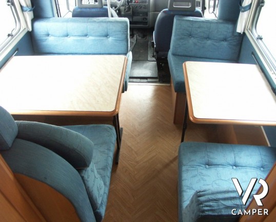 Mc Louis Glen 432: camper usato a Torino, mansardato 5 posti con divano di fronte alla dinette e cucina in coda