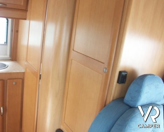 Mc Louis Glen 432: camper usato a Torino, mansardato 5 posti con divano di fronte alla dinette e cucina in coda