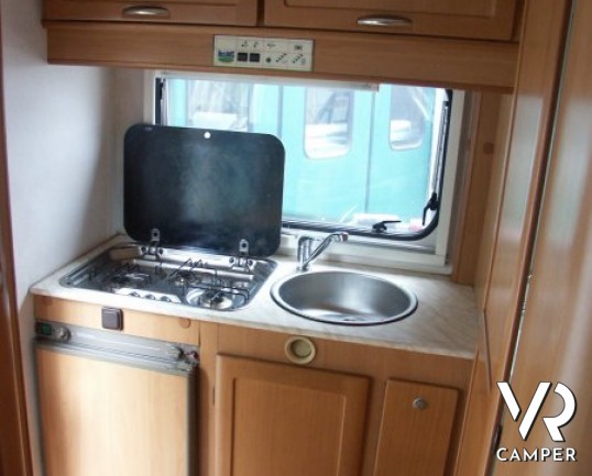 Mc Louis Glen 432: camper usato a Torino, mansardato 5 posti con divano di fronte alla dinette e cucina in coda