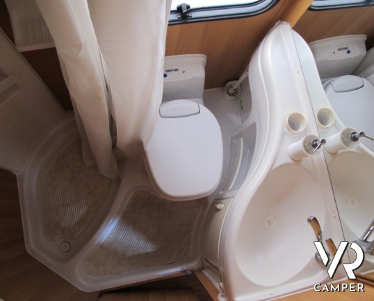 McLouis Gleen 214: camper mansardato usato con letti a castello posteriori, 6 posti omologato e molto accessoriato.