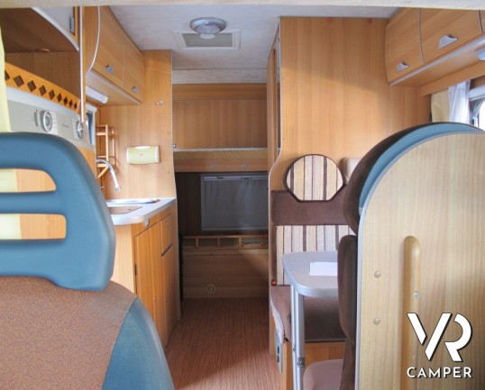 McLouis Gleen 214: camper mansardato usato con letti a castello posteriori, 6 posti omologato e molto accessoriato.