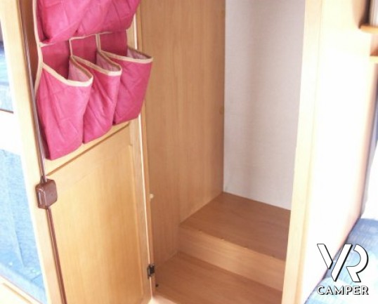 MC Louis Gleen 560w: camper usato mansardato 7 posti letto, doppia dinette, doccia separata, letti a castello, in ottime condizioni.