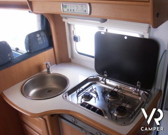 MC Louis Gleen 560w: camper usato mansardato 7 posti letto, doppia dinette, doccia separata, letti a castello, in ottime condizioni.