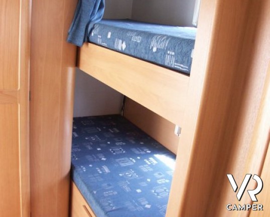 MC Louis Gleen 560w: camper usato mansardato 7 posti letto, doppia dinette, doccia separata, letti a castello, in ottime condizioni.