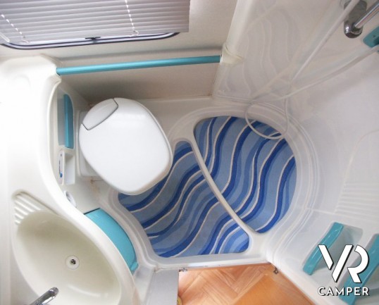 MC Louis Gleen 560w: camper usato mansardato 7 posti letto, doppia dinette, doccia separata, letti a castello, in ottime condizioni.