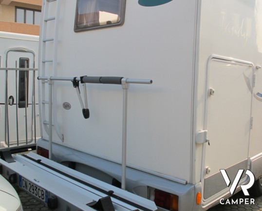 McLouis Tandy 630 garage: camper mansardato usato con garage e portamoto, 6 posti letto.