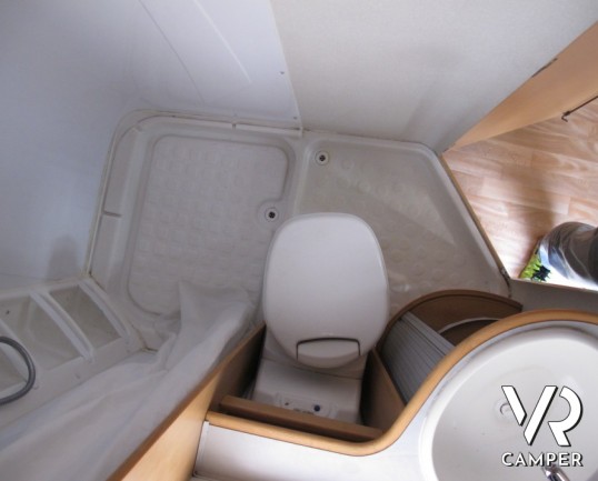 McLouis Tandy 630 garage: camper mansardato usato con garage e portamoto, 6 posti letto.