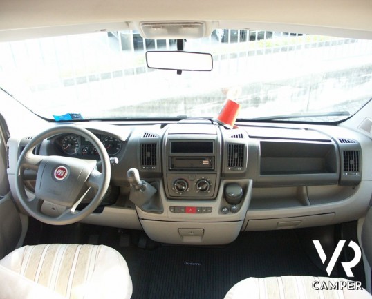 McLouis Tandy 635 G: autocaravan usato con garage, letto matrimoniale in coda, bagno con doccia separata e frigorifero con freezer ottimo per una fami