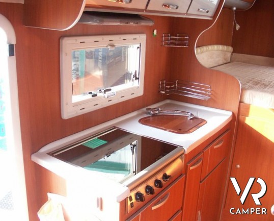 McLouis Tandy 635 G: autocaravan usato con garage, letto matrimoniale in coda, bagno con doccia separata e frigorifero con freezer ottimo per una fami