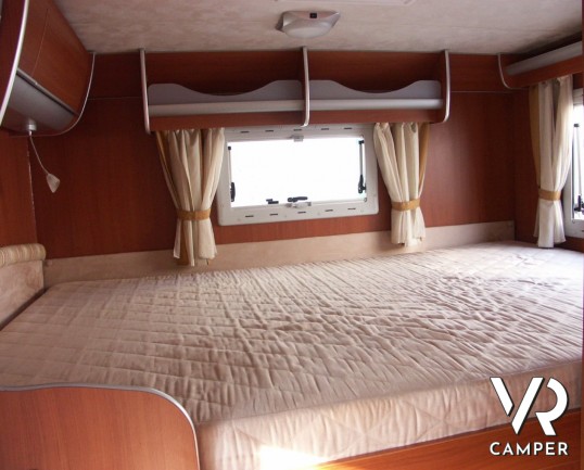 McLouis Tandy 635 G: autocaravan usato con garage, letto matrimoniale in coda, bagno con doccia separata e frigorifero con freezer ottimo per una fami