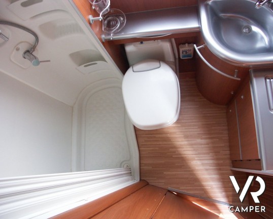 McLouis Tandy 635 G: autocaravan usato con garage, letto matrimoniale in coda, bagno con doccia separata e frigorifero con freezer ottimo per una fami