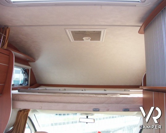 McLouis Tandy 635 G: autocaravan usato con garage, letto matrimoniale in coda, bagno con doccia separata e frigorifero con freezer ottimo per una fami