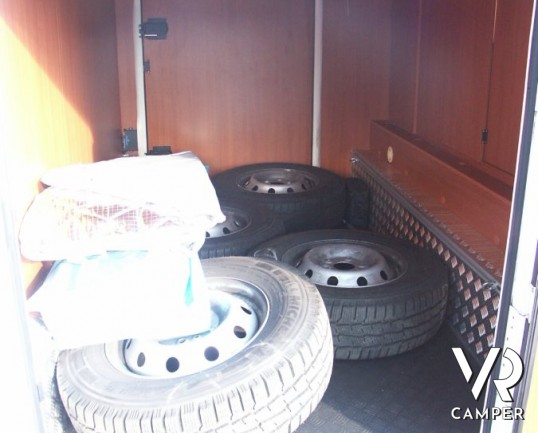 McLouis Tandy 635 G: autocaravan usato con garage, letto matrimoniale in coda, bagno con doccia separata e frigorifero con freezer ottimo per una fami