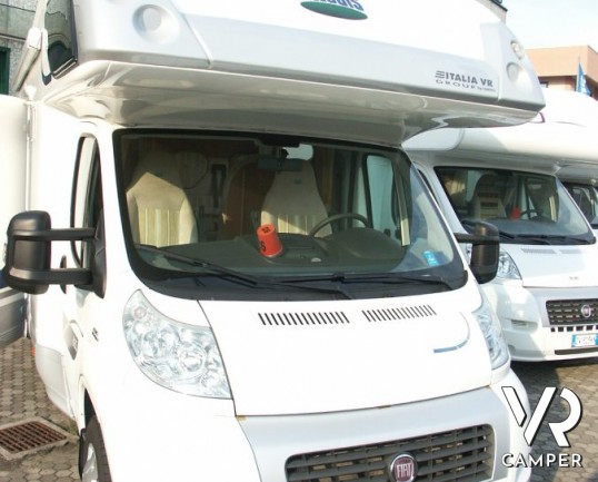McLouis Tandy 635 G: autocaravan usato con garage, letto matrimoniale in coda, bagno con doccia separata e frigorifero con freezer ottimo per una fami
