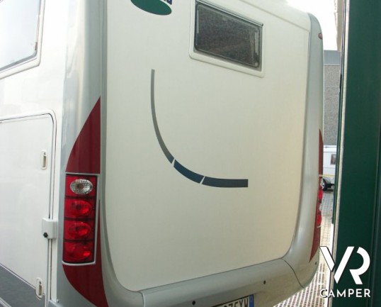 McLouis Tandy 635 G: autocaravan usato con garage, letto matrimoniale in coda, bagno con doccia separata e frigorifero con freezer ottimo per una fami
