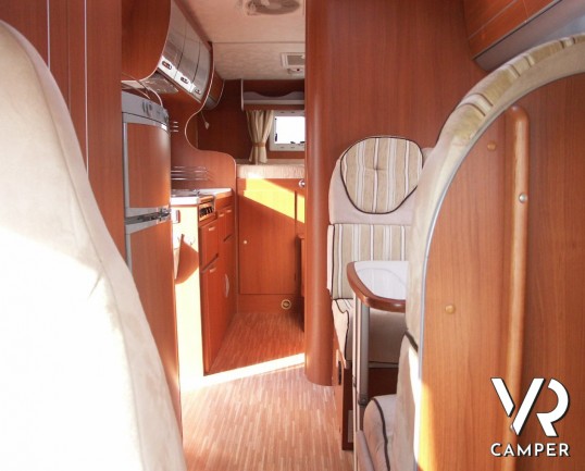 McLouis Tandy 635 G: autocaravan usato con garage, letto matrimoniale in coda, bagno con doccia separata e frigorifero con freezer ottimo per una fami