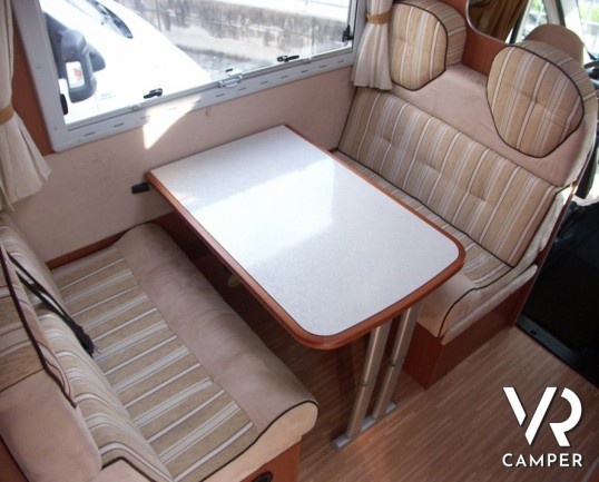 McLouis Tandy 635 G: autocaravan usato con garage, letto matrimoniale in coda, bagno con doccia separata e frigorifero con freezer ottimo per una fami