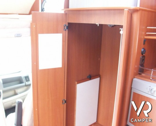 McLouis Tandy 635 G: autocaravan usato con garage, letto matrimoniale in coda, bagno con doccia separata e frigorifero con freezer ottimo per una fami