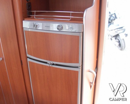 McLouis Tandy 635 G: autocaravan usato con garage, letto matrimoniale in coda, bagno con doccia separata e frigorifero con freezer ottimo per una fami