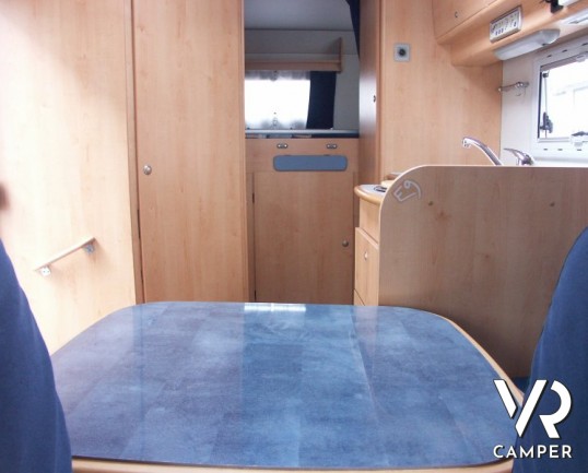 Miller Manitoba: camper semintegrale usato con garage di piccole dimensioni, perfetto per visitare anche i borghi più piccoli d'Italia.