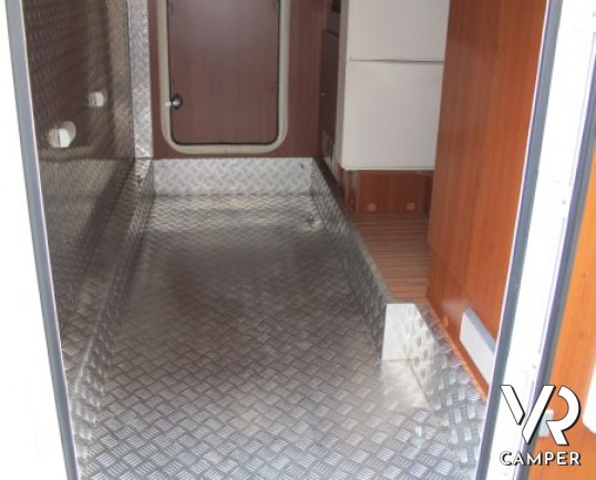 Mobilvetta Kea P87: camperusato semintegrale con letto posteriore in coda e garage, bogno e doccia separati, in ottimo stato d'uso