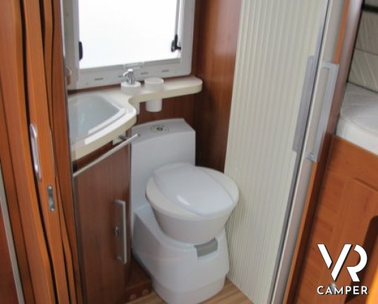 Mobilvetta Kea P87: camperusato semintegrale con letto posteriore in coda e garage, bogno e doccia separati, in ottimo stato d'uso