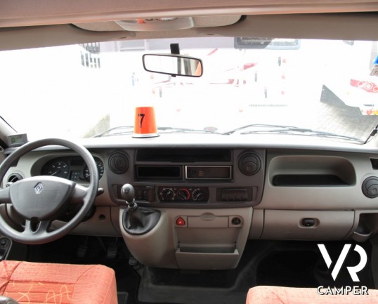 Mobilvetta Kimu 122: camper semintegrale con letto alla francese e ampia dinette, scocca in vetroresina e meccanica Renault