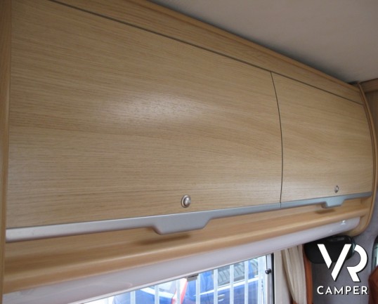 Mobilvetta Kimu 122: camper semintegrale con letto alla francese e ampia dinette, scocca in vetroresina e meccanica Renault