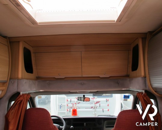 Mobilvetta Kimu 122: camper semintegrale con letto alla francese e ampia dinette, scocca in vetroresina e meccanica Renault