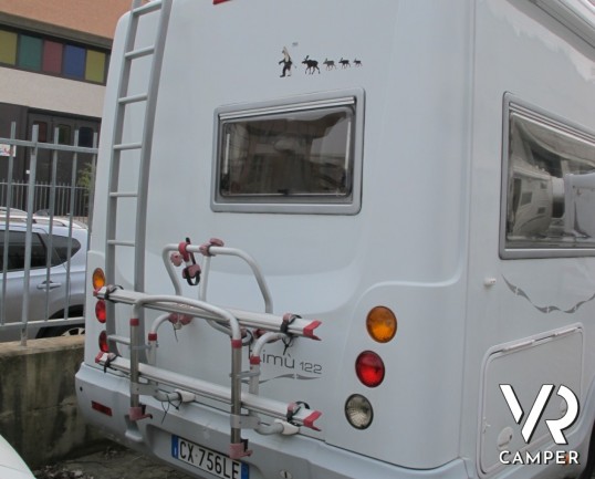 Mobilvetta Kimu 122: camper semintegrale con letto alla francese e ampia dinette, scocca in vetroresina e meccanica Renault