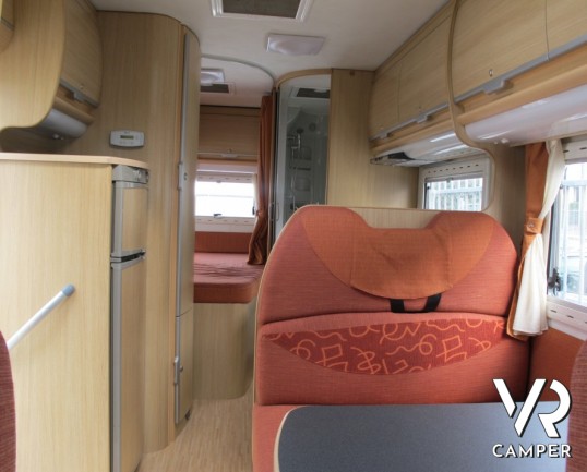 Mobilvetta Kimu 122: camper semintegrale con letto alla francese e ampia dinette, scocca in vetroresina e meccanica Renault