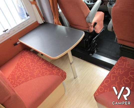 Mobilvetta Kimu 122: camper semintegrale con letto alla francese e ampia dinette, scocca in vetroresina e meccanica Renault