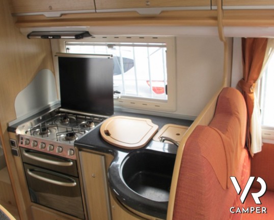 Mobilvetta Kimu 122: camper semintegrale con letto alla francese e ampia dinette, scocca in vetroresina e meccanica Renault