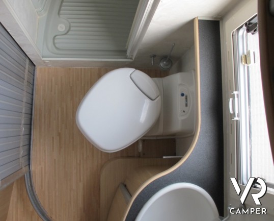 Mobilvetta Kimu 122: camper semintegrale con letto alla francese e ampia dinette, scocca in vetroresina e meccanica Renault