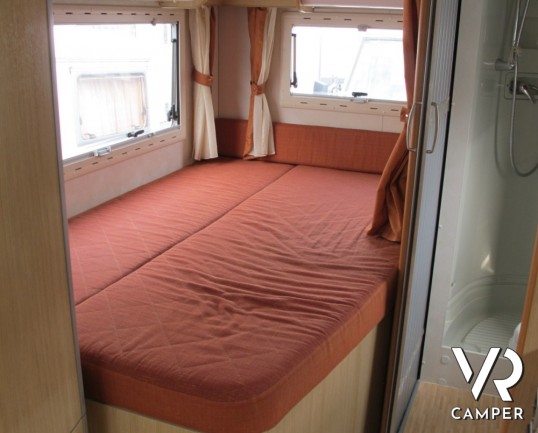 Mobilvetta Kimu 122: camper semintegrale con letto alla francese e ampia dinette, scocca in vetroresina e meccanica Renault