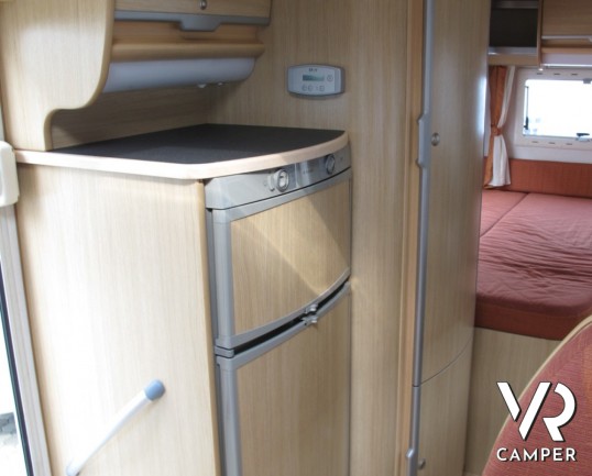 Mobilvetta Kimu 122: camper semintegrale con letto alla francese e ampia dinette, scocca in vetroresina e meccanica Renault