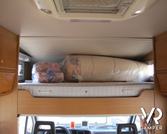 Mobilvetta Top Drive 60 G: camper usato 6 posti con letti a castello laterali, condizionatore cabina e cellula.