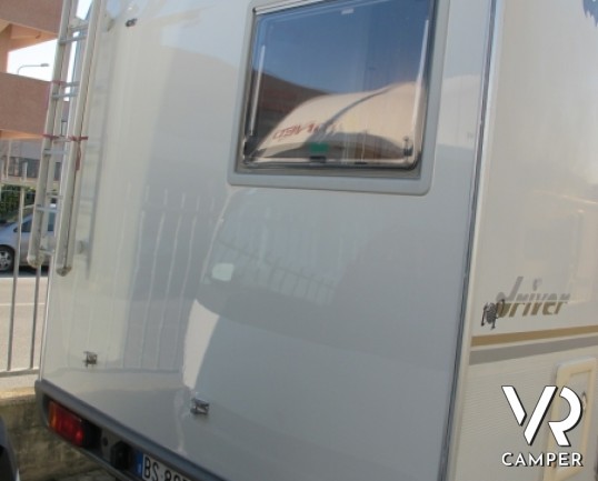 Mobilvetta Top Drive 60 G: camper usato 6 posti con letti a castello laterali, condizionatore cabina e cellula.