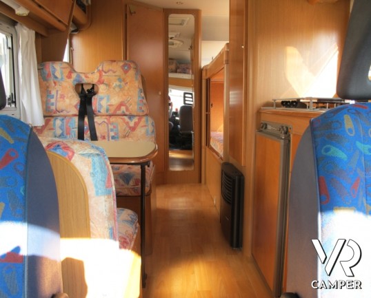 Mobilvetta Top Drive 60 G: camper usato 6 posti con letti a castello laterali, condizionatore cabina e cellula.