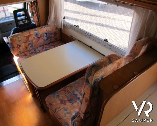 Mobilvetta Top Drive 60 G: camper usato 6 posti con letti a castello laterali, condizionatore cabina e cellula.