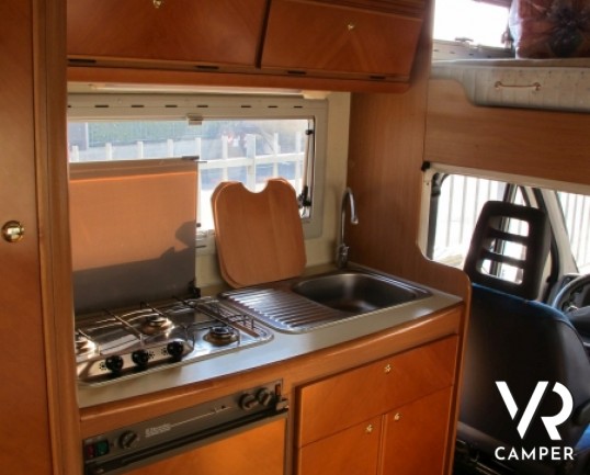 Mobilvetta Top Drive 60 G: camper usato 6 posti con letti a castello laterali, condizionatore cabina e cellula.