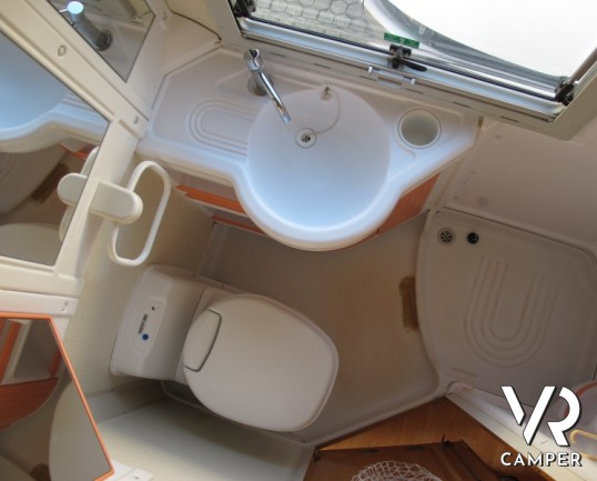 Mobilvetta Top Drive 60 G: camper usato 6 posti con letti a castello laterali, condizionatore cabina e cellula.