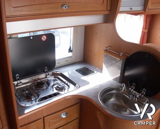 Moncayo Mediterraneo 735: semintegrale usato a Torino, recente con letto alla francese.