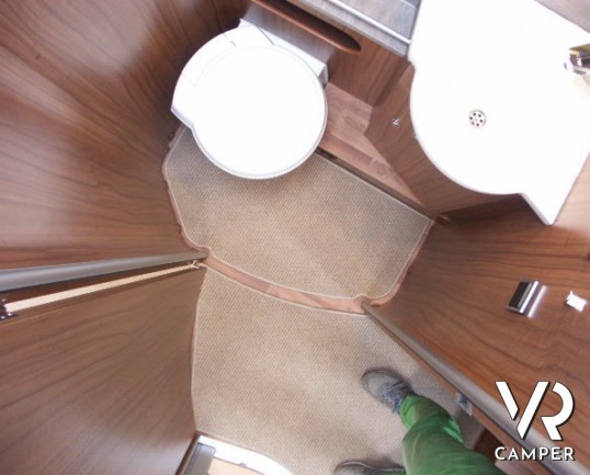 Hymer B 704 Premium Line: motorhome in patente C con letti gemelli in coda e bagno e doccia separati