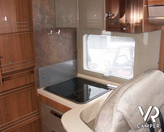Hymer B 704 Premium Line: motorhome in patente C con letti gemelli in coda e bagno e doccia separati
