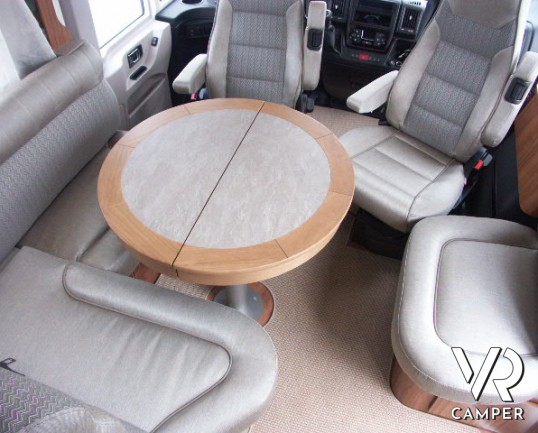 Hymer B 704 Premium Line: motorhome in patente C con letti gemelli in coda e bagno e doccia separati