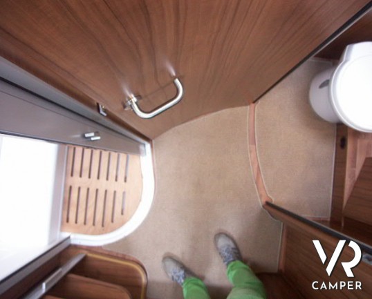 Hymer B 704 Premium Line: motorhome in patente C con letti gemelli in coda e bagno e doccia separati